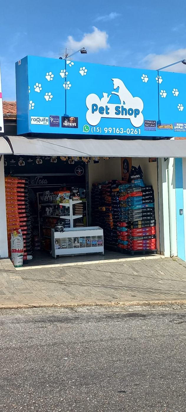 Fachada do Vó Coruja Pet Shop com letreiro azul de patinhas