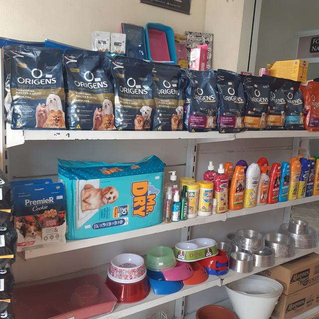 Prateleiras com rações, tapetes higiênicos, potes e produtos